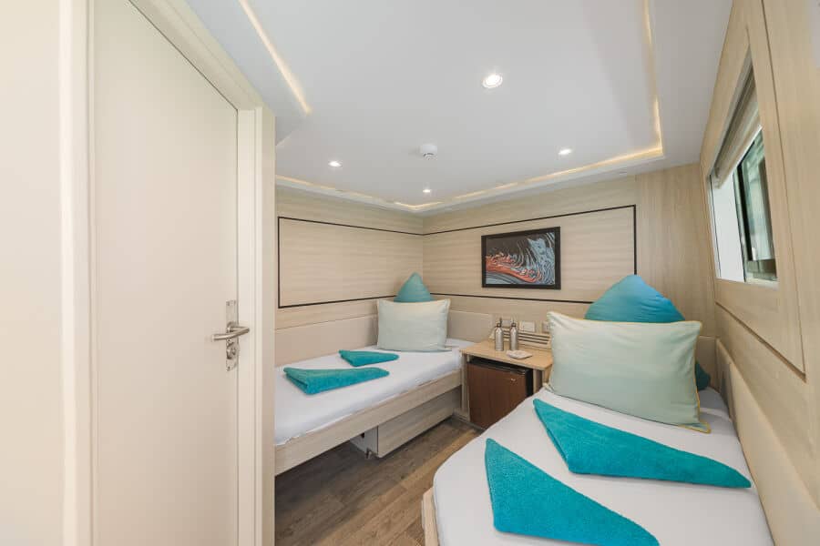 Standard Twin Upper Deck - image