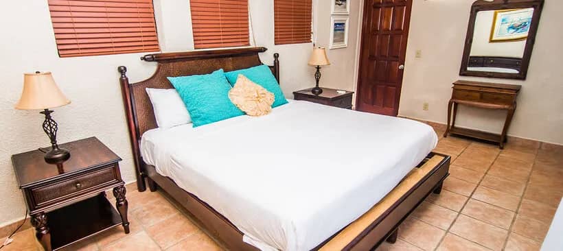 A bedroom in a two-bedroom family suite at Las Sirenas by Mayan Princess Roatan A bedroom in a two-bedroom family suite at Las Sirenas by Mayan Princess Roatan