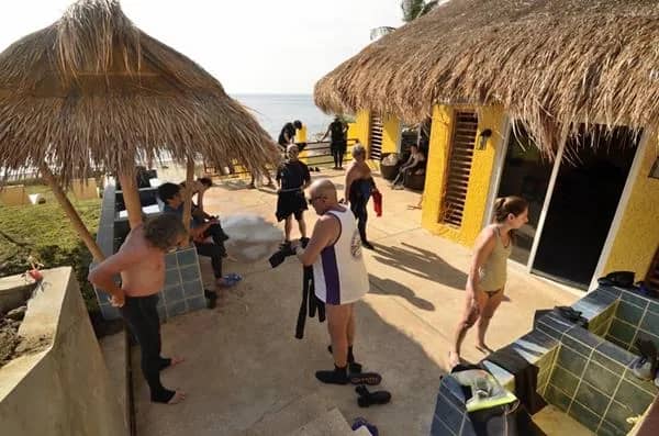 The dive center and rinse tanks The dive center and rinse tanks