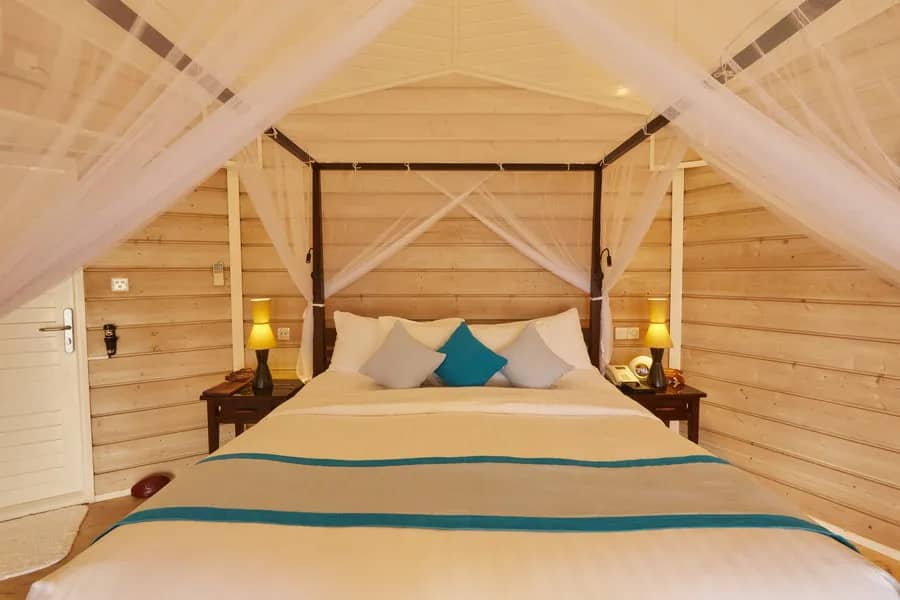 Luxurious accommodations with lagre bed Luxurious accommodations with lagre bed