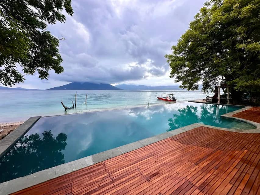 The Moko Alor pool located on the beachfront The Moko Alor pool located on the beachfront